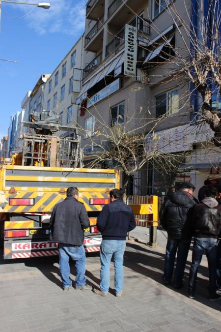 Ayağına 7 metreden 100 kiloluk klima düştü