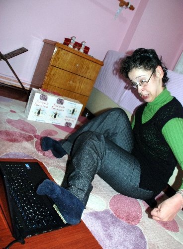 Ayağıyla üçüncü kitabını yazıyor