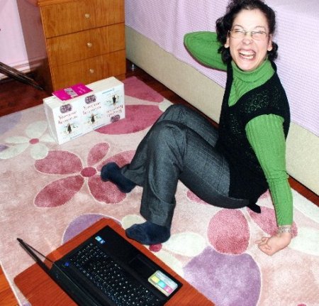 Ayağıyla üçüncü kitabını yazıyor