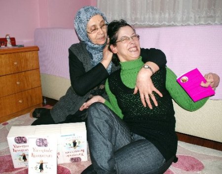 Ayağıyla üçüncü kitabını yazıyor