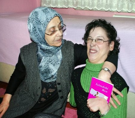 Ayağıyla üçüncü kitabını yazıyor