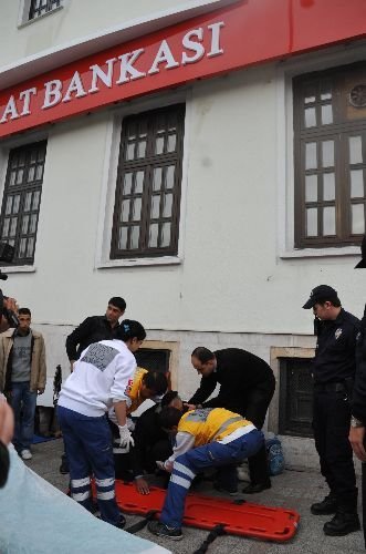 Ayakkabı Boyacılarının Üstüne Banka Tabelası Düştü