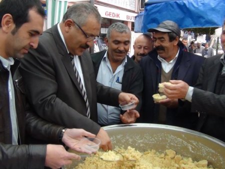 Ayaş Belediyesi, Atatürk için helva dağıttı