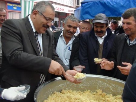 Ayaş Belediyesi, Atatürk için helva dağıttı
