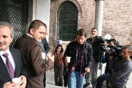 Ayasofya Sebilinde Bal Dağıtıldı