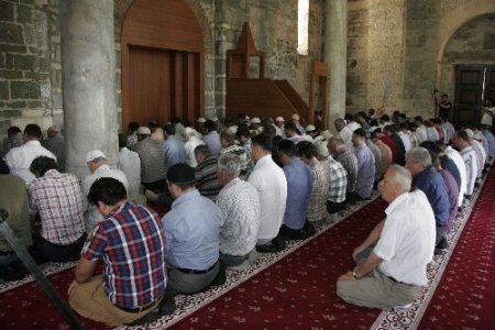 Ayasofya'da 52 yıl aradan sonra ilk namaz kılındı