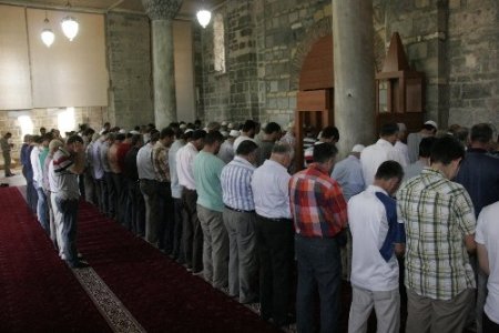 Ayasofya'da 52 yıl aradan sonra ilk namaz kılındı