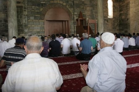 Ayasofya'da 52 yıl aradan sonra ilk namaz kılındı