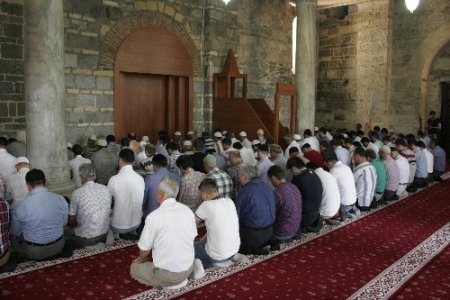 Ayasofya'da 52 yıl aradan sonra ilk namaz kılındı