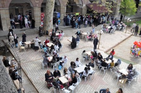 Ayder’in Üniversitelilere Yardım Kermesi Yoğun İlgi Gördü