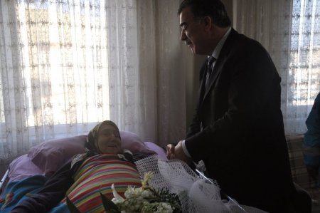 Aydın Valisi Al, evde sağlık hizmeti alan hastayı ziyaret etti