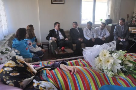 Aydın Valisi Al, evde sağlık hizmeti alan hastayı ziyaret etti