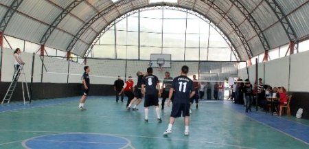 Aydıncık'ta kurumlar arası voleybol turnuvası düzenlendi
