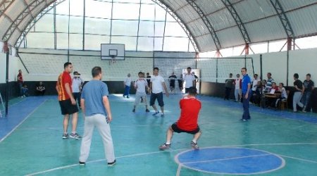 Aydıncık'ta kurumlar arası voleybol turnuvası düzenlendi