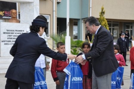 Aydın'da Polis 600 Öğrenciyi Giydirdi