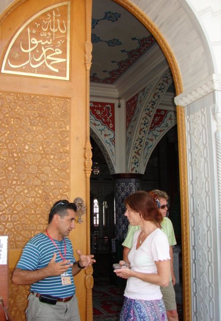 Aydınlar Ocağı, turistler için 5 dilde 'Antalya ve İslam' kitabı hazırladı