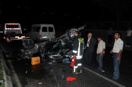 Aydınlatma Direğine Çarpan Araçta Sıkıştı