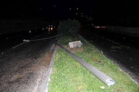 Aydınlatma Direğine Çarpan Araçta Sıkıştı