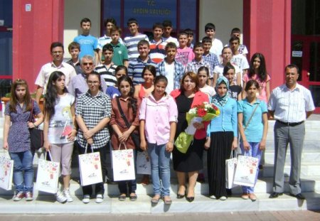 AYGED'in kurs verdiği başarılı öğrenciler Vali Al'ı ziyaret etti