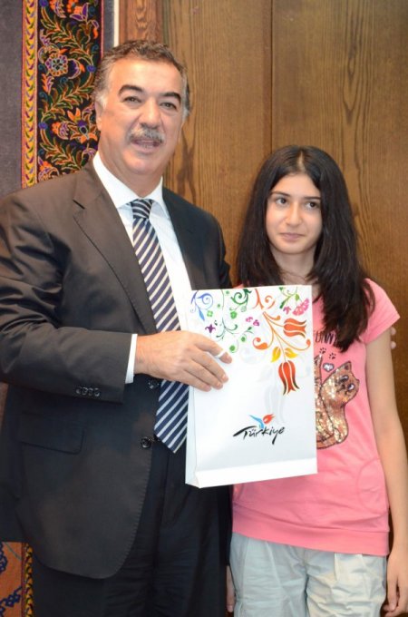 AYGED'in kurs verdiği başarılı öğrenciler Vali Al'ı ziyaret etti