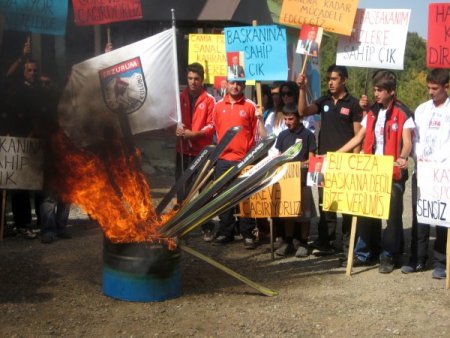 Ayık'a destek için kayak takımlarını ateşe verdiler