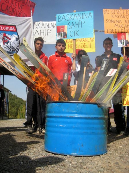 Ayık'a destek için kayak takımlarını ateşe verdiler
