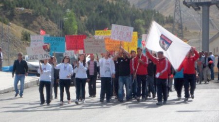 Ayık'a destek için kayak takımlarını ateşe verdiler
