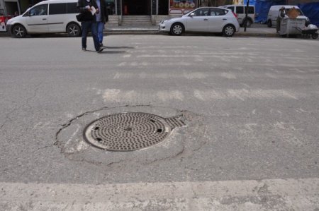 Aynı Anda 30 Ayrı Noktada Kanalizasyon Kapaklarını Çaldılar