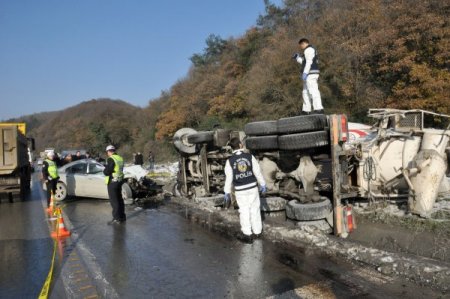 Aynı caddede 2 ayrı kaza: 1 ölü, 5 yaralı