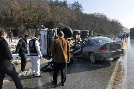 Aynı caddede 2 ayrı kaza: 1 ölü, 5 yaralı