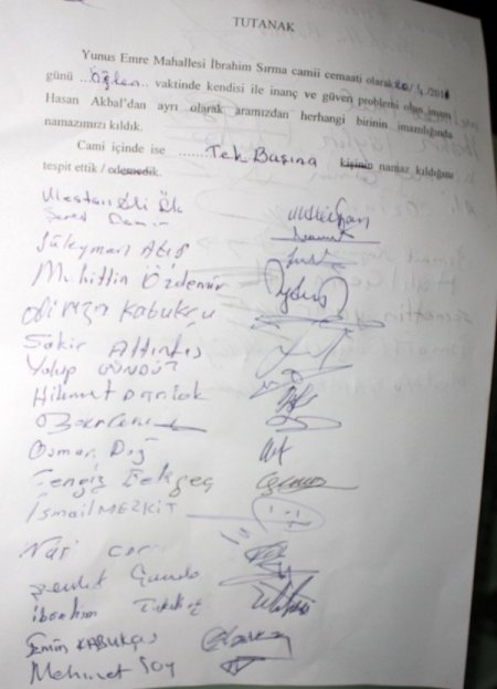 Aynı Camide İmam Ayrı, Cemaat Ayrı Namaz Kılıyor