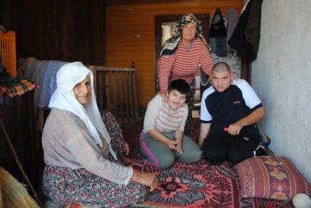 Aynı Köyde Yaşayan 12 Engelli Dışarı Çıkabilmek İçin Tekerlekli Sandalye Bekliyor