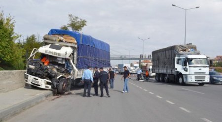 Aynı şirketin araçları yolda çarpıştı