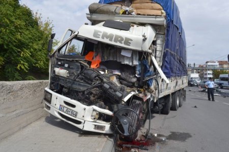 Aynı şirketin araçları yolda çarpıştı