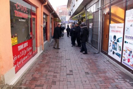 Aynı sokaktaki 5 iş yerine giren hırsızlar, boş dükkânı da soymaya kalktı