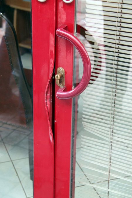 Aynı sokaktaki 5 iş yerine giren hırsızlar, boş dükkânı da soymaya kalktı