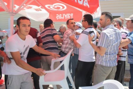 Aynı Yerde Bir Grup Belediyeyi Protesto, Diğer Grup Teşekkür İçin Eylem Yaptı