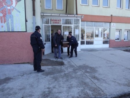 Ayrılmak isteyen nişanlısının sınıfında canına kıydı