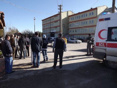 Ayrılmak isteyen nişanlısının sınıfında canına kıydı