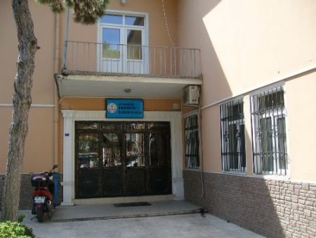 Ayrımcılık Yapıldığını İddia Eden Veli Okulu Bastı
