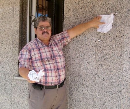 Ayrımcılık Yapıldığını İddia Eden Veli Okulu Bastı