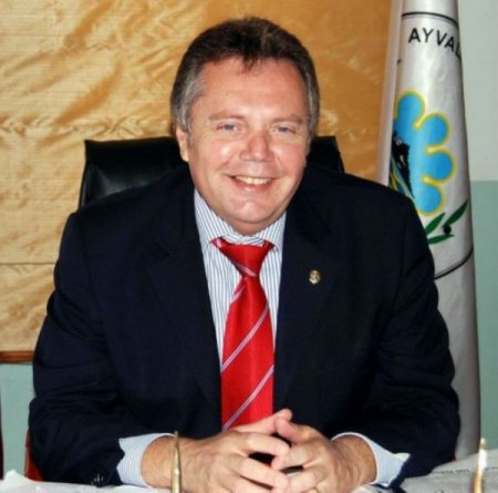 Ayvalık Belediyesi'ne operasyon: CHP'liler emniyet binasına akın etti