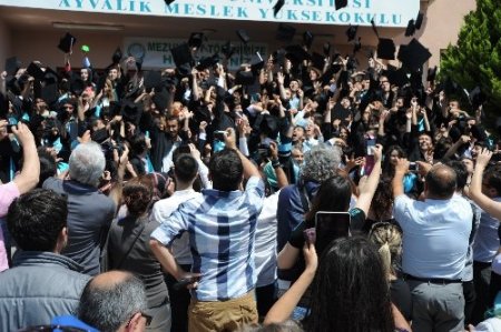 Ayvalık MYO'nun 19. dönem mezunları törenle uğurlandı