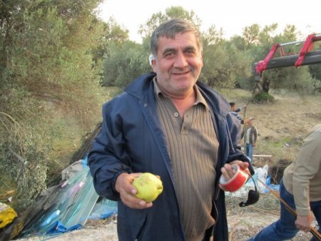 Ayvayı yerken kamyonu devirdi