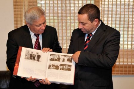 Azerbaycan Dedekorkut Vakfı'ndan Denktaş'a 