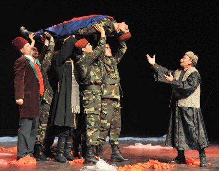 Azerbaycan İrevan Devlet Dram Tiyatrosu Uşak’ta sahne aldı