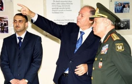 Azerbaycan Savunma Bakanı Taşkent'e Temaslarda Bulundu