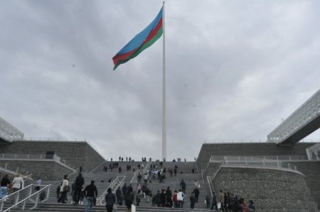 Azerbaycan’da 'Bayrak Günü' kutlandı