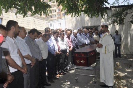 Azerbaycan'da bıçaklı saldırıya uğrayan Türk iş adamı hayatını kaybetti