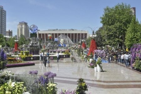 Azerbaycan'da Gül Bayramı ve Aliyev'in doğum günü kutlanıyor